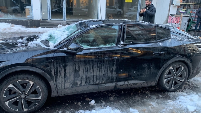 Bingöl'de çatıdan düşen kar otomobile zarar verdi