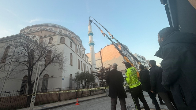 Turgutlu'da hasar gören cami minaresi vinçle düzeltildi