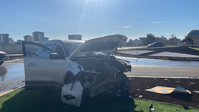 Alanya'da iki otomobilin çarpıştığı kazada 3 kişi yaralandı