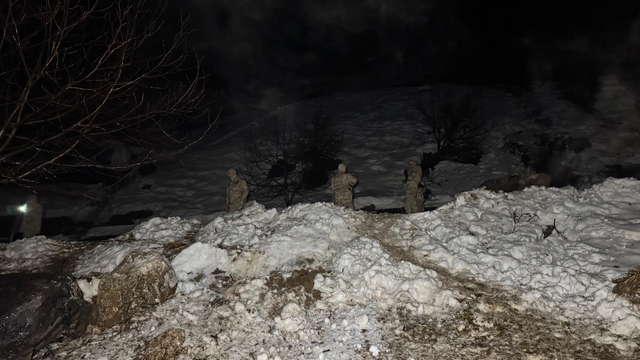 Şırnak'ta dev kayalar köye düştü, 30 hayvan telef oldu