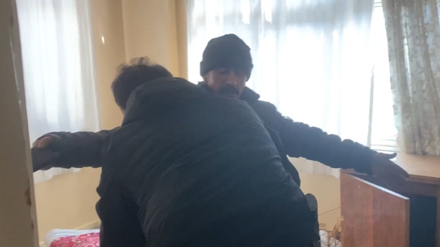 Cezaevinden çıktıktan sonra balkondan girdiği evde yaşayan şüpheliye polis baskını