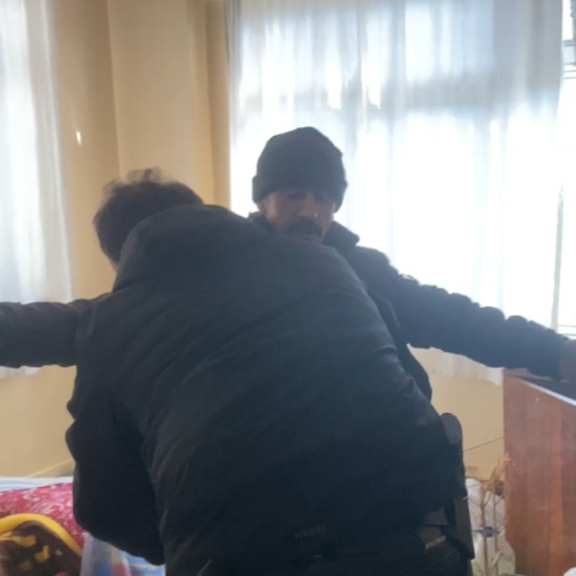 Cezaevinden çıktıktan sonra balkondan girdiği evde yaşayan şüpheliye polis...