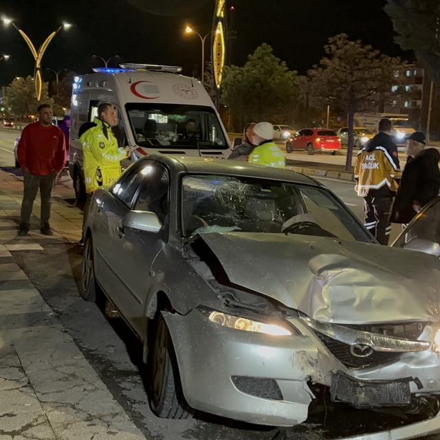 Alkollü sürücü önündeki araca çarptı: 6 yaralı
