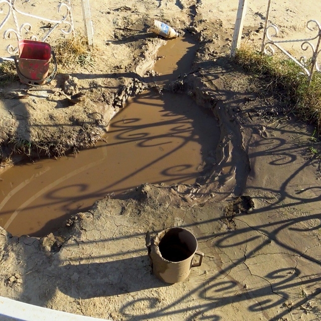 Karaman'da mezarlıkta çıkan yağlı çamurun şifa dağıttığına inanılıyor