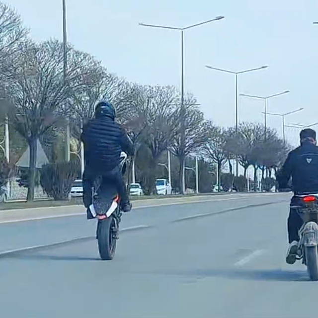 Trafikte akrobatik hareket yapan motosikletli gruba ceza