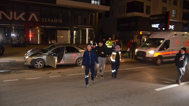 İki otomobilin çarpıştığı kazada sürücülerden biri 2,50 promil alkollü çıktı: 6 yaralı