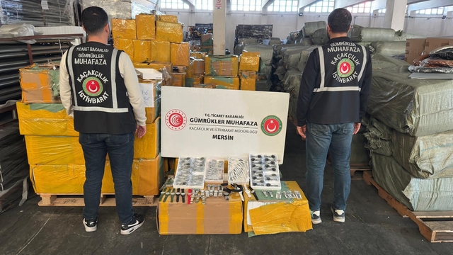 Mersin'de 116 bin 50 adet kaçak kol saati ele geçirildi