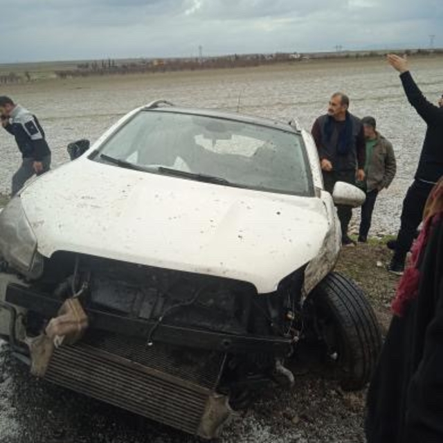 Dolu yağışı kazaya neden oldu: 2 yaralı