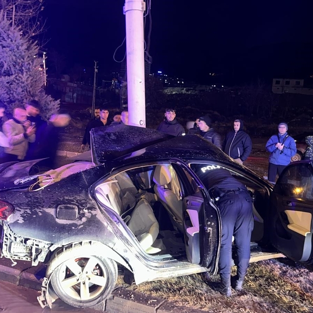 Kontrolden çıkan araç, trambüs direğine çarptı: 1 ağır yaralı