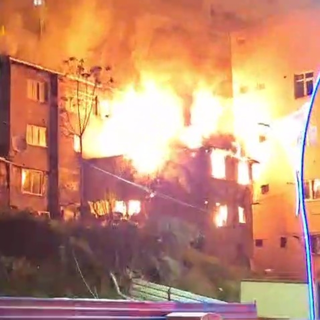 Alev alev yanan iki katlı ahşap metruk bina küle döndü