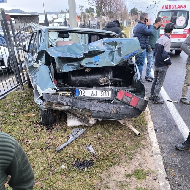 Yayaya yol vermek isterken çarpıştılar: 3 yaralı