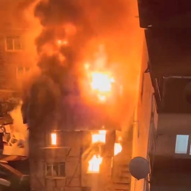 İzmit'te 2 katlı metruk bina alev alev yandı