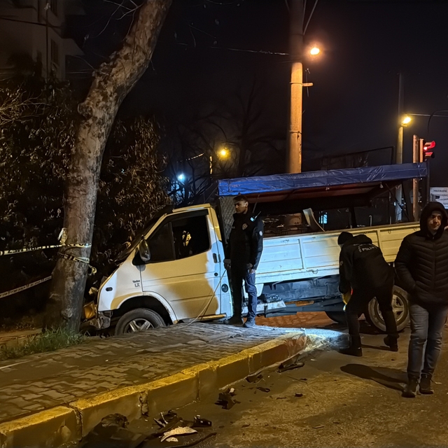 Akıl almaz kaza: Kamyonetler çarpıştı, savrulan stepne yayayı ağır yaraladı