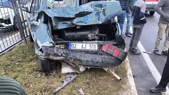 Yayaya yol vermek isterken çarpıştılar: 3 yaralı