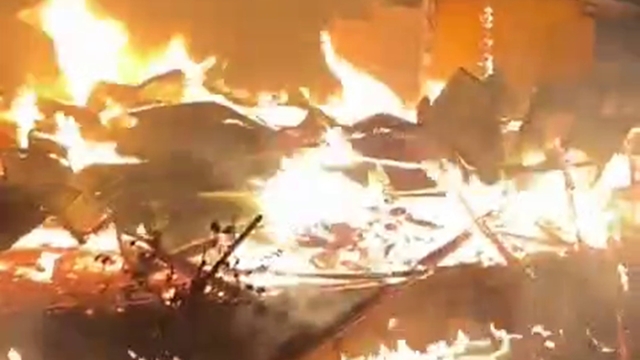 Yanan evden tabancasını almak isterken alevler içinde kalan emekli polis hayat mücadelesini kaybetti