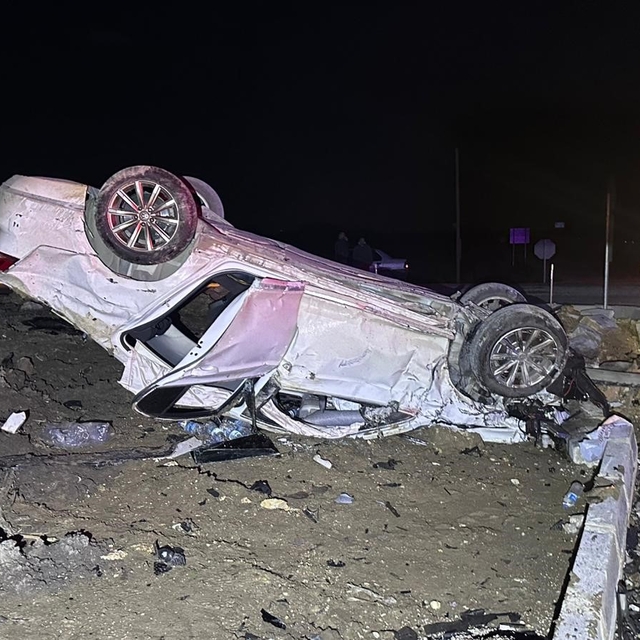 Otomobiller kafa kafaya çarpıştı: 2 yaralı