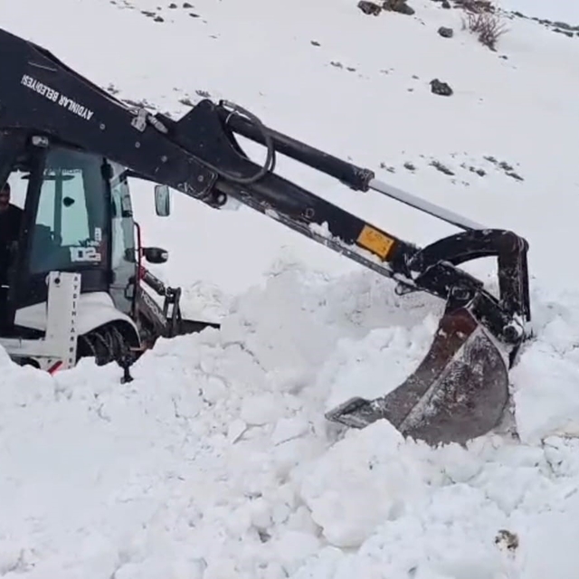 Aydınlar beldesinde karla mücadele çalışması sürüyor
