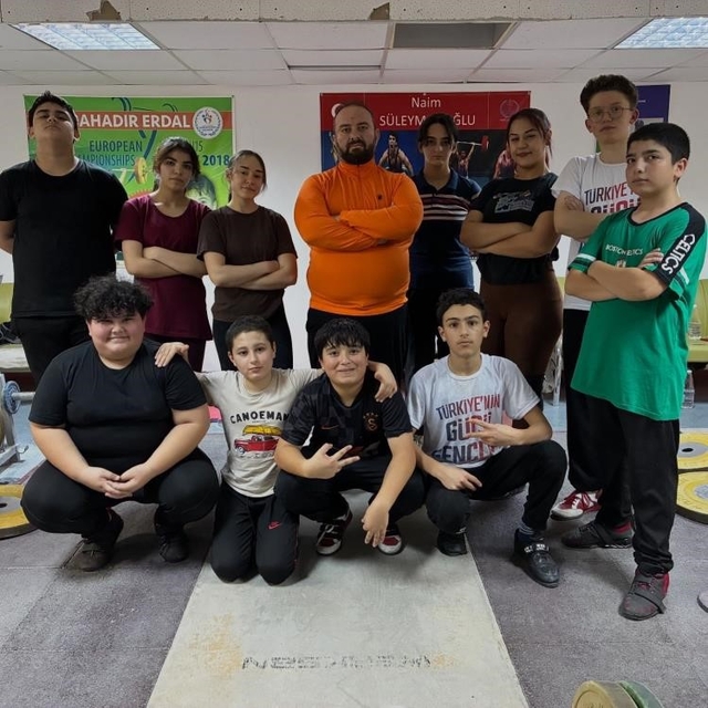 Bilecik'te halter sporcuları gücünü sınırların ötesine taşıyor