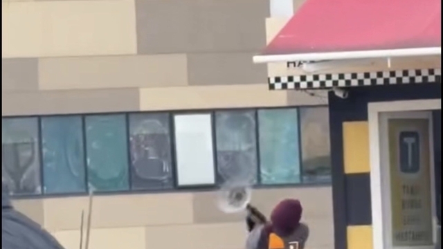 Taksi bulamayınca durağı böyle dağıttı, görenler şoka girdi
Hastanede çalışan sağlıkçı içinde yolcu bulunan taksiye alınmayınca olay çıkarıp durağın camlarını, bilgisayar ve güvenlik kameralarını kırdı
150 bin liralık zarar üzerine taksiciler şikayetçi oldu