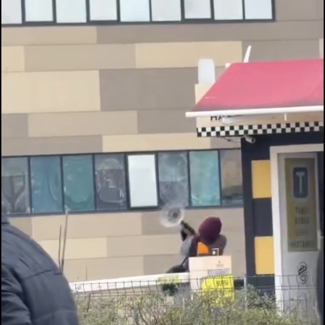 Taksi bulamayınca durağı böyle dağıttı, görenler şoka girdi
Hastanede çalış...