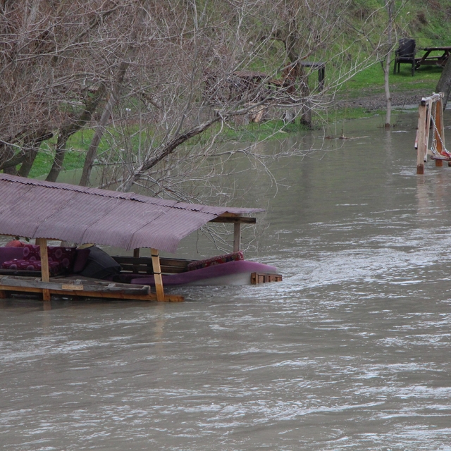 Yeşilırmak Nehri'nde su seviyesi 2 metreye kadar yükseldi, piknik masaları...