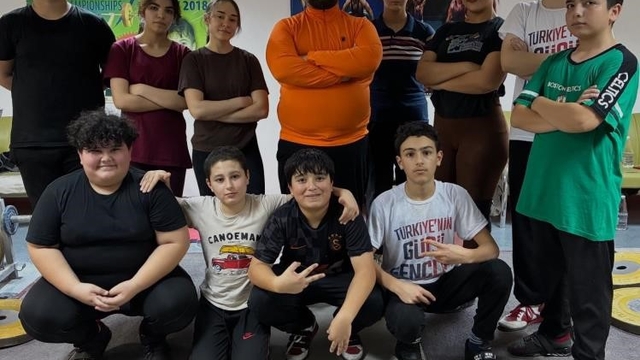 Bilecik'te halter sporcuları gücünü sınırların ötesine taşıyor