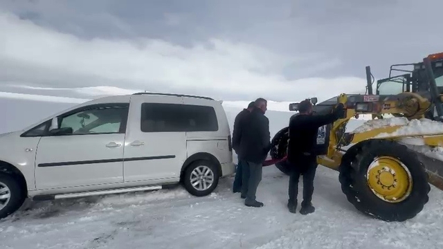 Erzurum'da kara saplanan otomobil 3 saat mahsur kaldı
