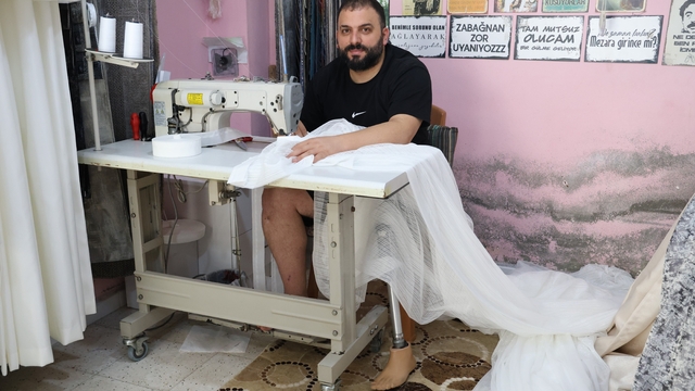 Depremde 55 saat enkaz altında kalıp bir bacağını kaybeden perdeci Ali, protez bacağıyla kendi ayakları üzerinde durmayı başardı