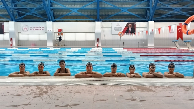 Bilecik'te Gençlik ve Spor Okullarında yüzme antrenmanları sürüyor