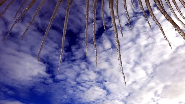 Erzurum'da çatılardan sarkan dev buz sarkıtları tehlike oluşturuyor
Avukat Selçuk Yıldız bina sahiplerini uyardı:
"Çatıdan düşen buz sarkıtlarının sorumluluğu bina sahiplerine ait"