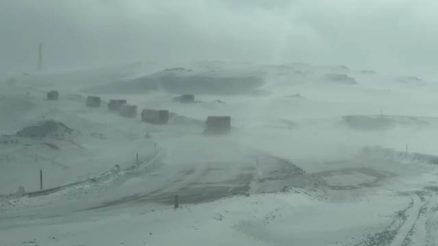 Kar ve tipi, Tendürek geçidini kapattı
Mahsur kalan yolcuların yardımına Kızılay ekipleri yetişti