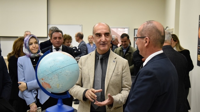 Fen bilimlerinde düşüş uyarısı: "Bilimi sevdirmek şart"
OMÜ'den fen bilimleri öğretmenlerine temel astronomi eğitimi