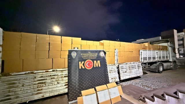 Polis 1 tır dolusu kaçak boş makaron ele geçirdi