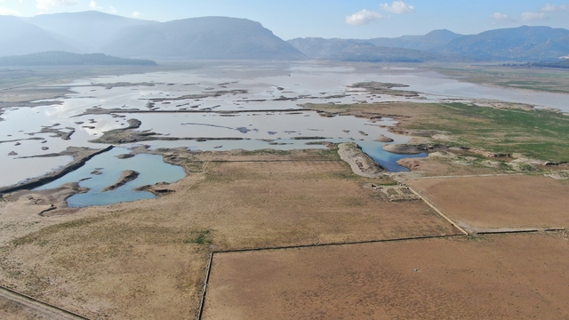 İzmir'de rekor yağışlar barajlara can suyu oldu
Kuraklık nedeniyle hayvanların otladığı baraj yatağındaki değişim dron ile görüntülendi