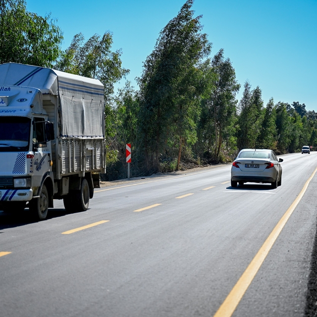 Mersin'de üreticilerin kullandığı yol yenilendi