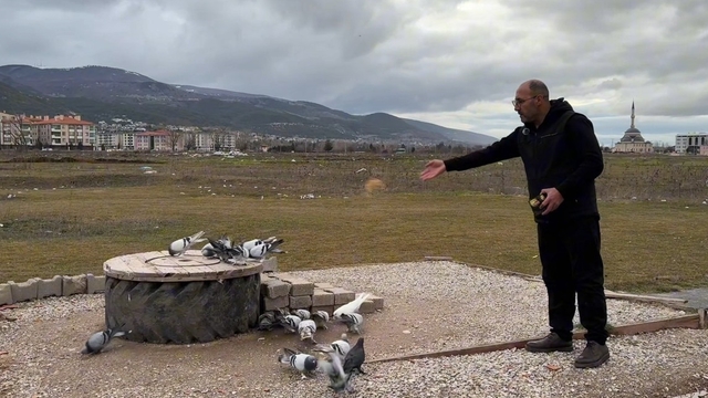 Kütahya'nın güvercin sevdalıları
Bir güvercin fiyatı 100 bin TL'ye kadar satılabiliyor
43 yıldır güvercin beslediğini belirten Halil Kinet:
"Kütahya güvercinlerinin Türkiye genelinde önemli bir yere sahip"
Kütahya Kuşları Koruma Derneği Başkanı Hakan Demirci:
"Güvercin yetiştiriciliği bilgi ve disiplin gerektiriyor"