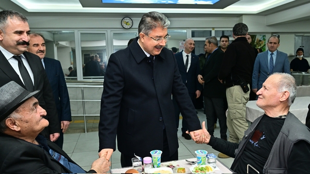 Vali Yılmaz, huzurevi sakinleriyle bir araya geldi
Huzurevi sakinleri, Vali Yılmaz'ın doğum gününü kutladı