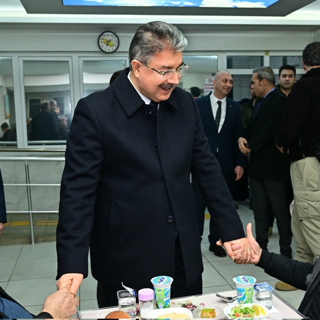 Vali Yılmaz, huzurevi sakinleriyle bir araya geldi
Huzurevi sakinleri, Vali...