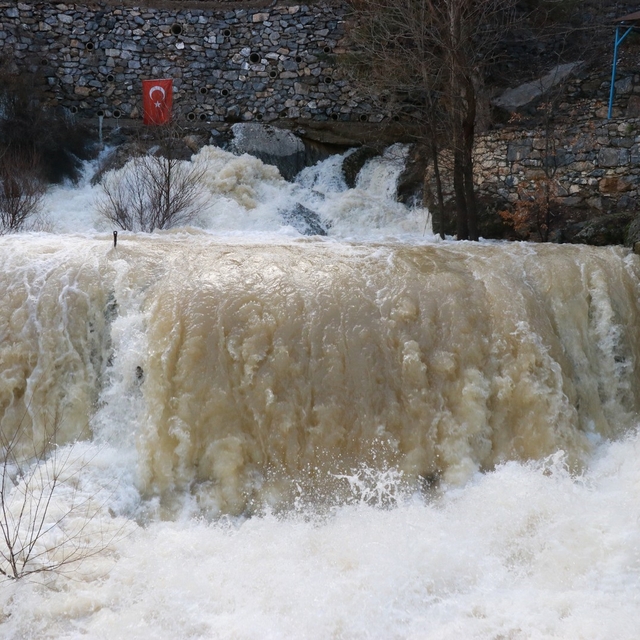 Konya'da eriyen kar suları Göksu Nehri'ni coşturdu