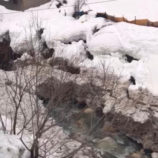 Şırnak'ta sağanak sonrası taşkın riski: Derelerde karın oluşturduğu setler...