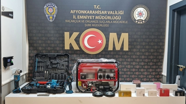 Polis kaçak parfüm ve elektronik malzeme ele geçirdi
