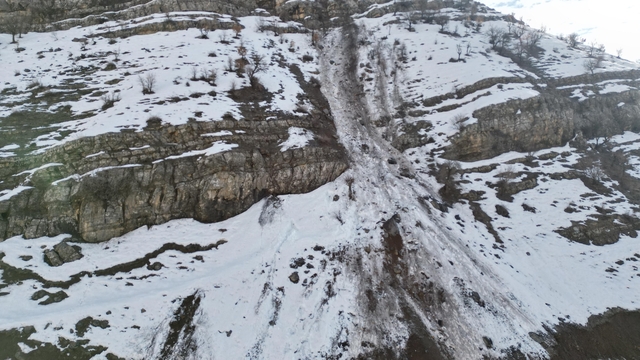 30 keçinin telef olduğu kayaların düştüğü bölge gündüz görüntülendi