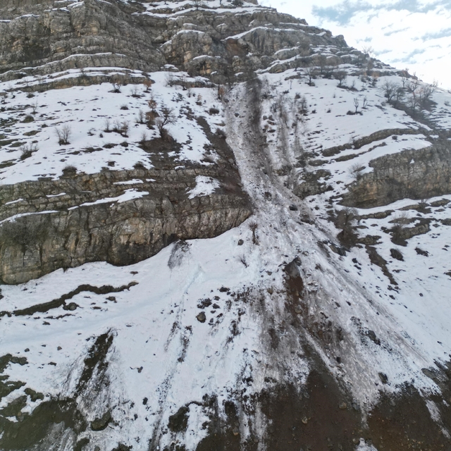 30 keçinin telef olduğu kayaların düştüğü bölge gündüz görüntülendi