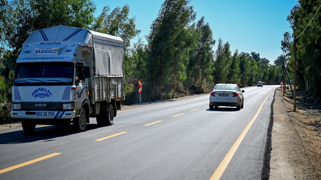 Mersin'de üreticilerin kullandığı yol yenilendi