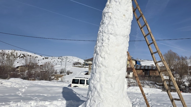 Sivas'ta 8 metre uzunluğundaki kardan adam kuleyi andırdı