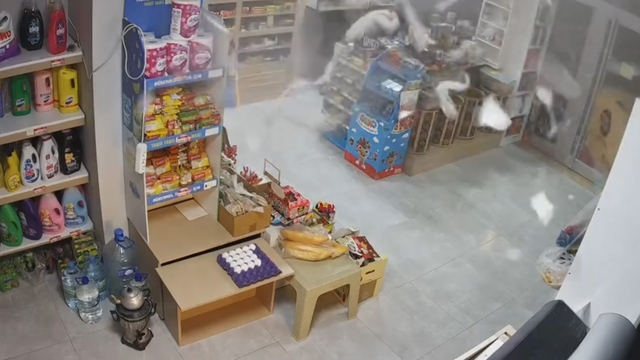 Market dolabı bomba gibi patladı: Korku dolu anlar güvenlik kamerasında