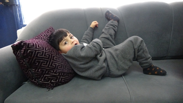 Asrın felaketinin simge bebeklerinden Korkmaz bebek şimdi 3 yaşında
Bulunduğunda başparmağını emerken görüntülenen, depremden 48 saat sonra enkazdan çıkartılan 2 aylık Muhammed Doğan Korkmaz isimli bebek bugün 3 yaşında