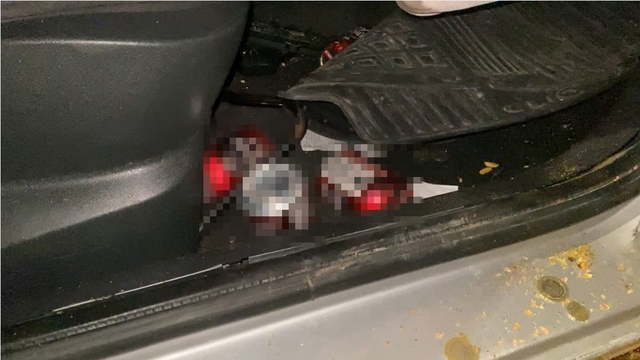 Direğe çarpan otomobildeki 4 kişi yaralandı: Araçtan alkol kutuları çıktı