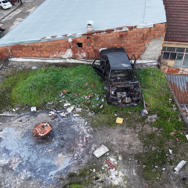 20 yıldır iş yerinin çatısında duran otomobili, akan çatıyı tamir etmek ist...