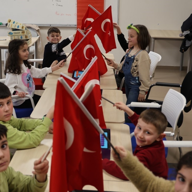 Kartepe Genç Akademi'de yeni dönem bayrak sevgisiyle başladı